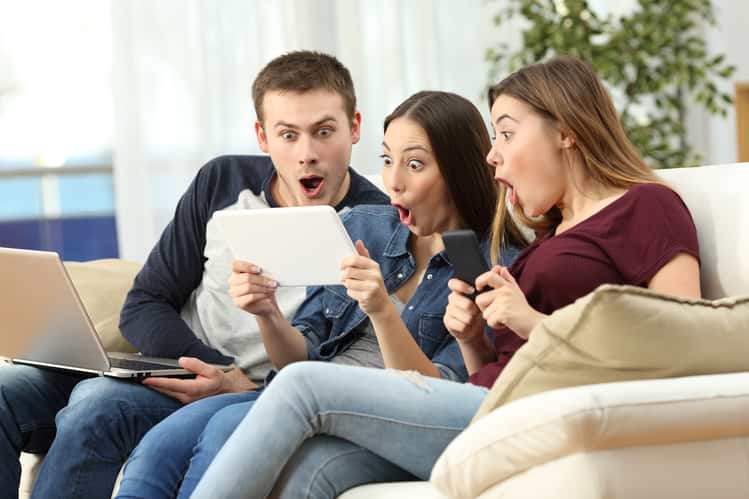 Grupp chockade av reklam