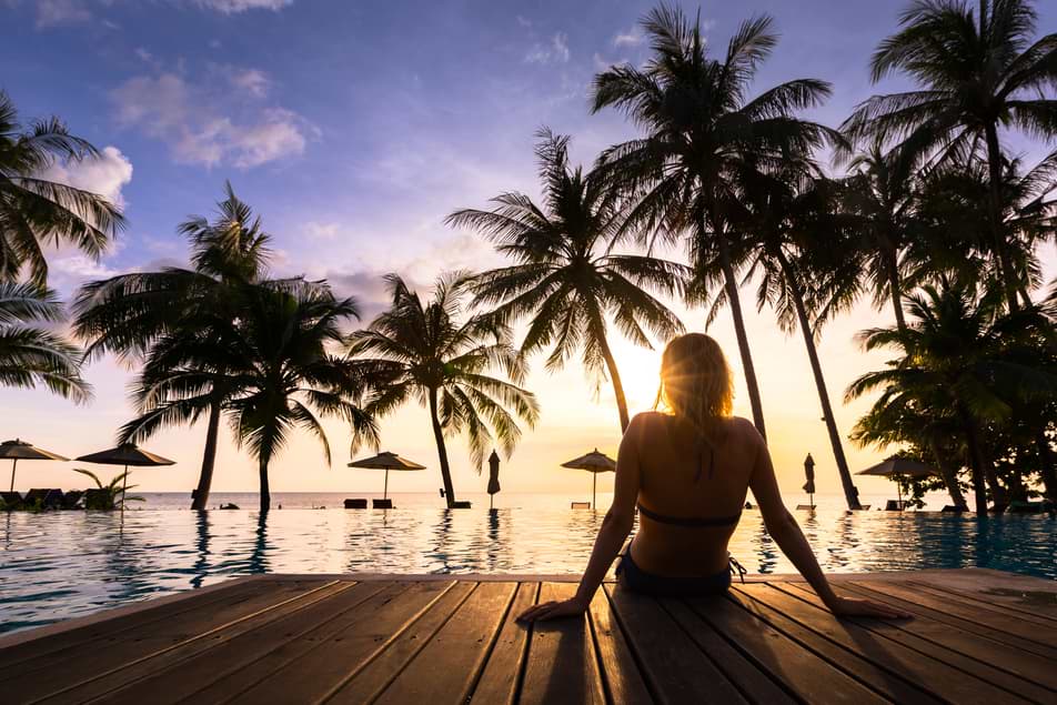 Kvinna njuter av solnedgång på Bali