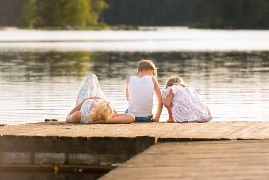 Familj på brygga under semestern