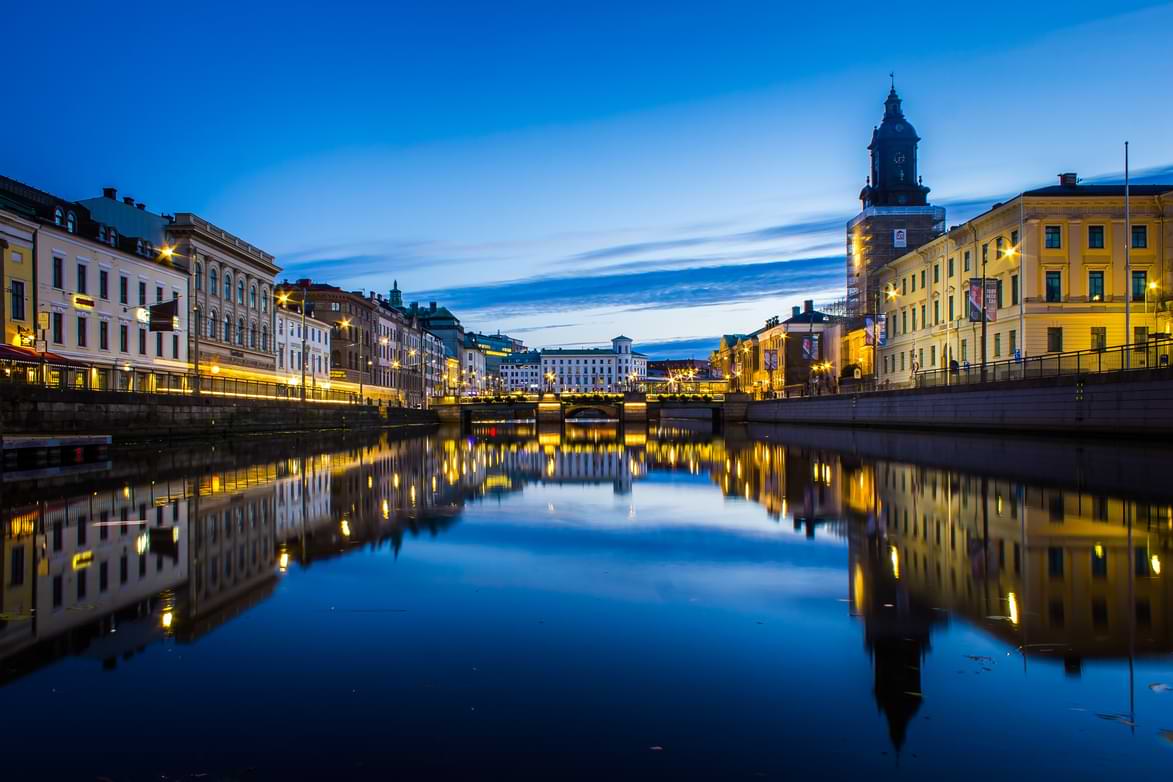 Svensk stad i skymning