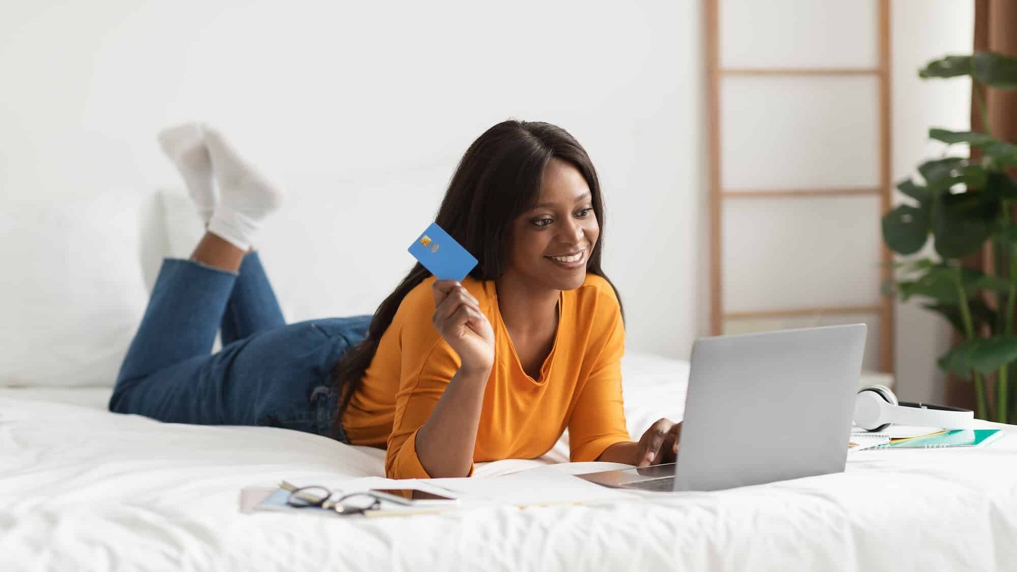 Ett kreditkort med bonus gör att du kan spara pengar i vardagen
