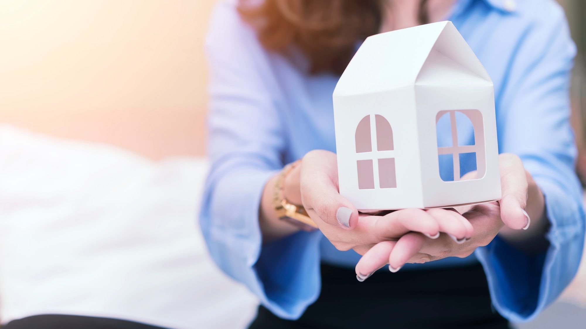 Kvinna med drömmar om hemägande - spara och investera klokt för att förverkliga dina bostadsdrömmar.