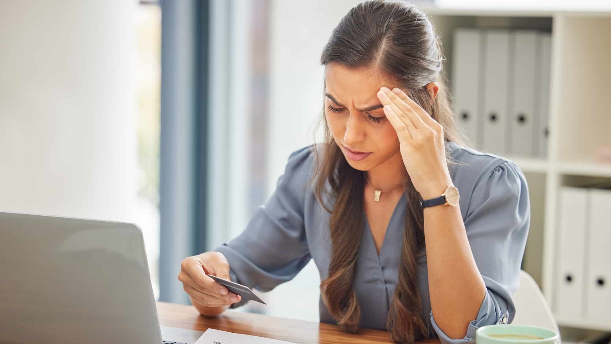 Stress, kvinna med bärbar dator förvirrad över akutlån.