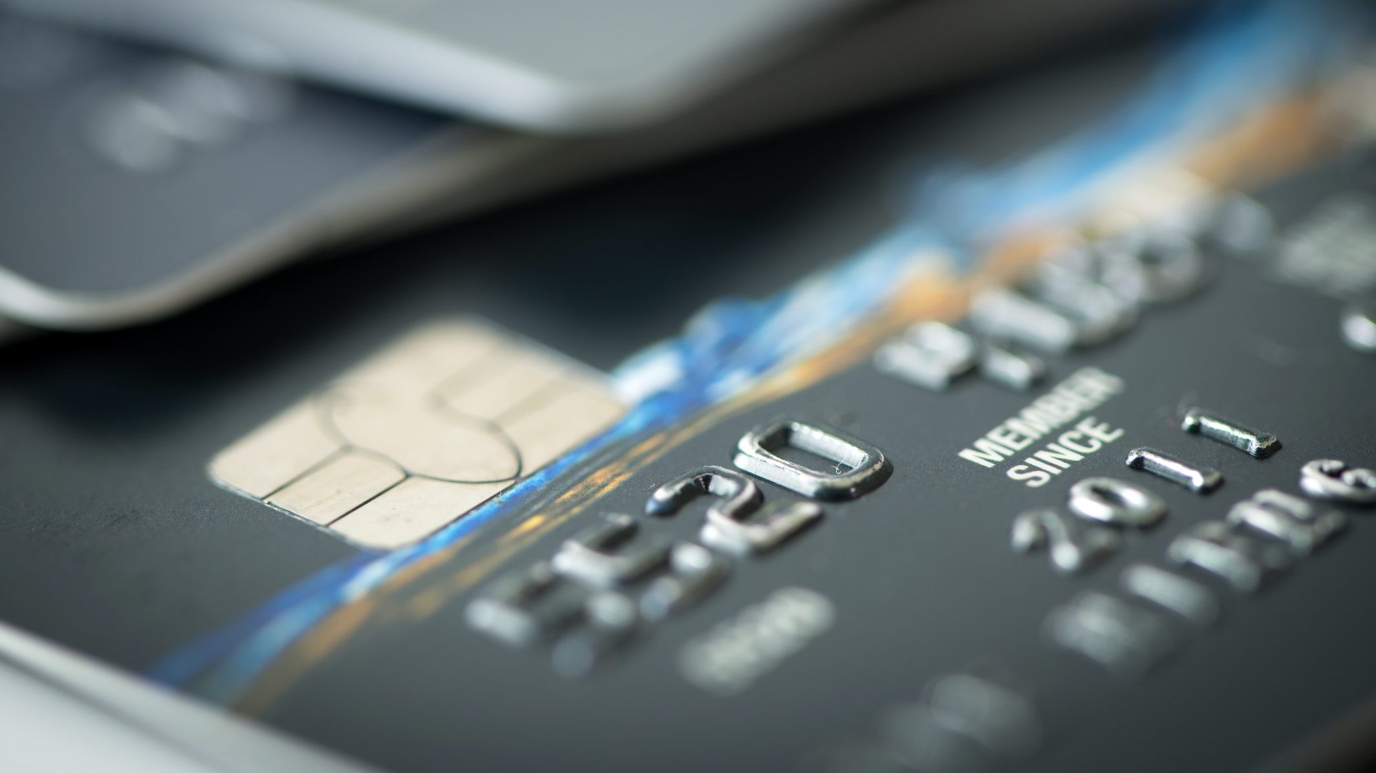 Närbild av ett kreditkort, symboliserar kreditkortsskulder.
