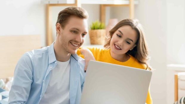 Par som gör bolåneräntor jämför online inför bostadsköp