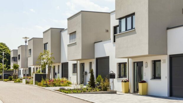 Nybyggda hus i bostadsområde – bolåneräntor jämför inför husköp