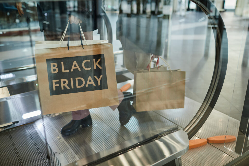 Kvinna som håller shoppingkassar från Black Friday