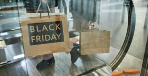 Kvinna som håller shoppingkassar från Black Friday